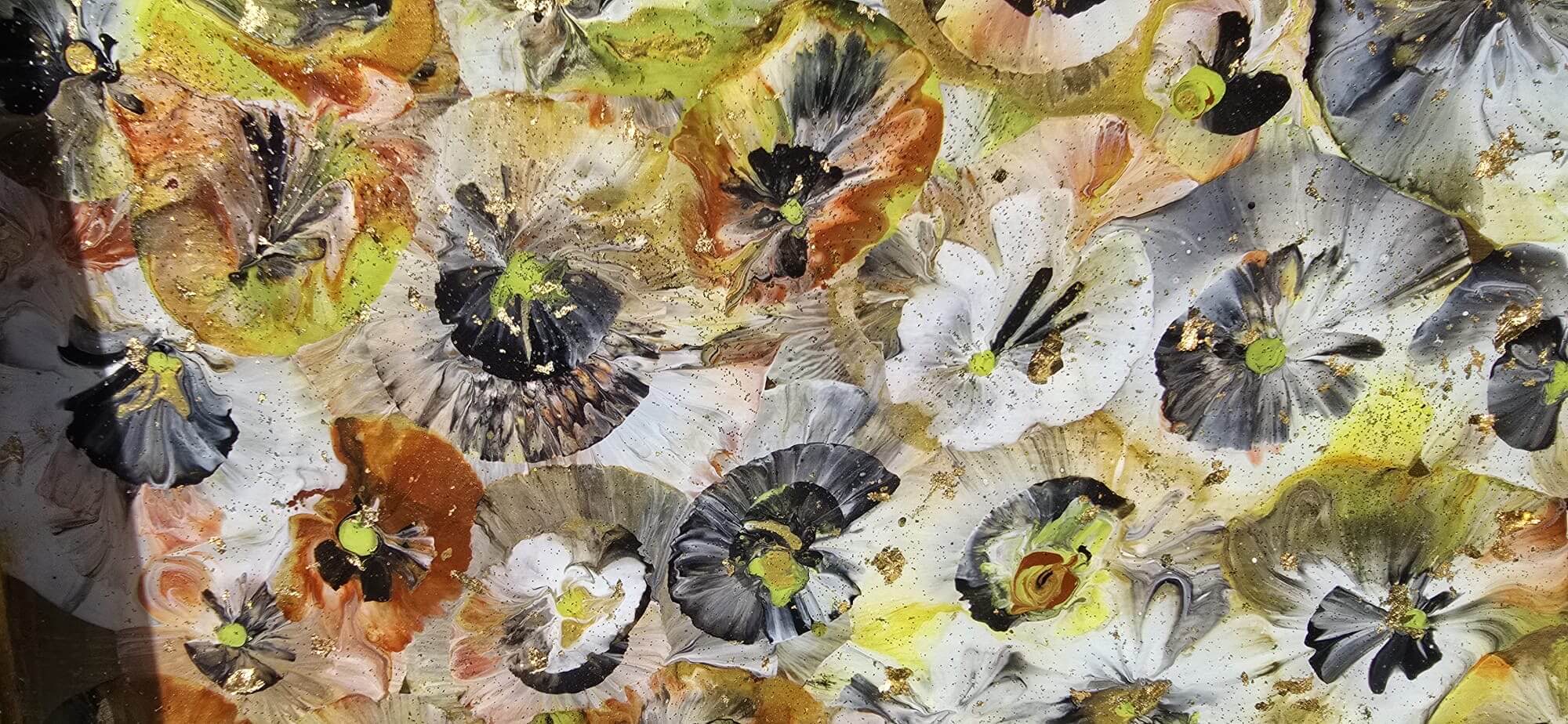 Close-up van bloemen-dienblad met bladgoud