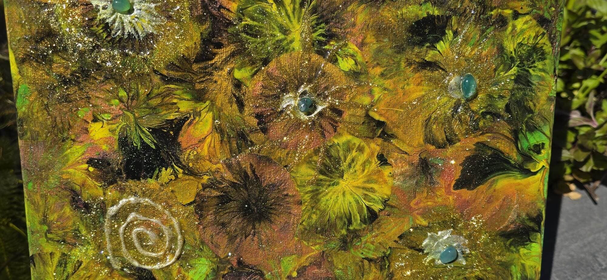 Geel-groen schilderij met epoxy bloemen en ingebedde kristallen